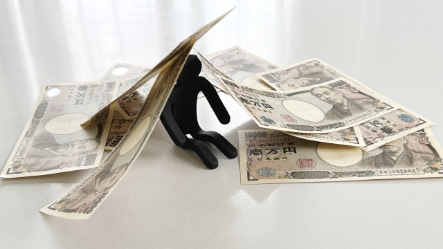 借金を背負う男。川崎市で借金返済の無料相談をする